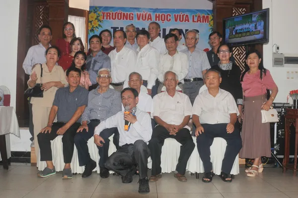 Thầy cô và học sinh chụp ảnh chung tại buổi họp mặt trường 10/10/2026