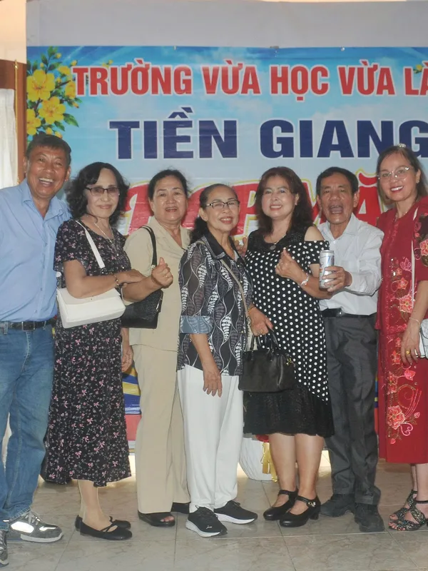 Bạn bè chụp ảnh cùng nhau tại buổi họp mặt trường 10/10/2026